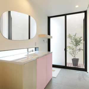 ジメジメしやすい洗面室にも風が抜ける大きな窓を設置することで換気しやすく、洗濯物を干すのにスムーズな家事動線を考えて設計しています。