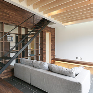 シャープなスチール階段、陶磁器タイルの床 素材感のある無垢材の壁を採用しシックな中にも上質なインテリアとしています。