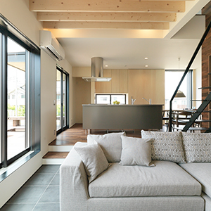 ふかふかのソファーに包まれて家族とゆっくりした時間を過ごせます。