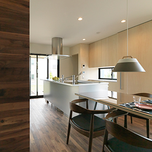 オシャレで開放感のあるアイランドキッチンならコミュニケーションがとりやすいだけでなくキッチン周りをくるっと１周できるので食事の準備や片付けの負担負担が減ります。